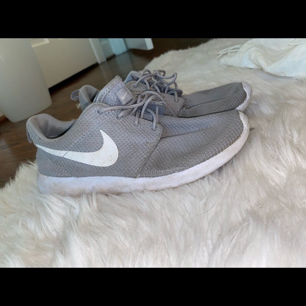 Grey Nike roche tennis shoes
